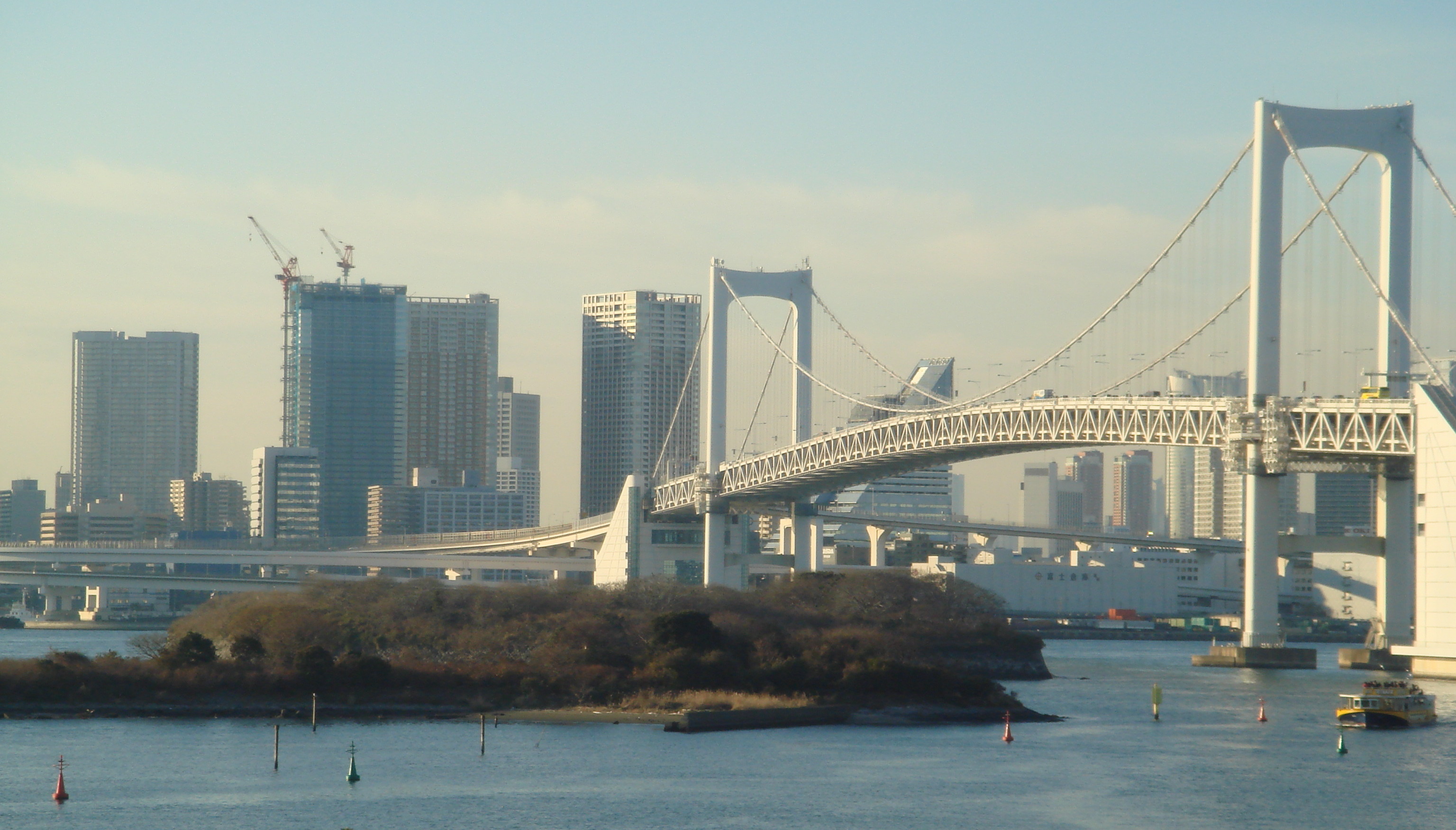 Rainbow Bridge över Tokyobukten en klar vinterdag